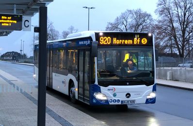 Neuer REVG Bus steht an einer Haltestelle